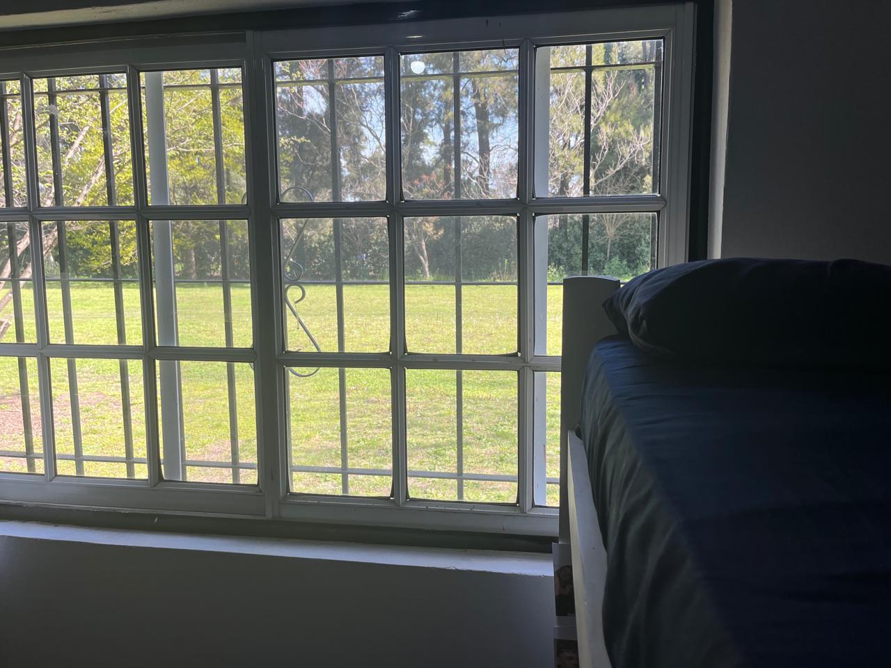 Habitación con vista al jardín en el espacio residencial