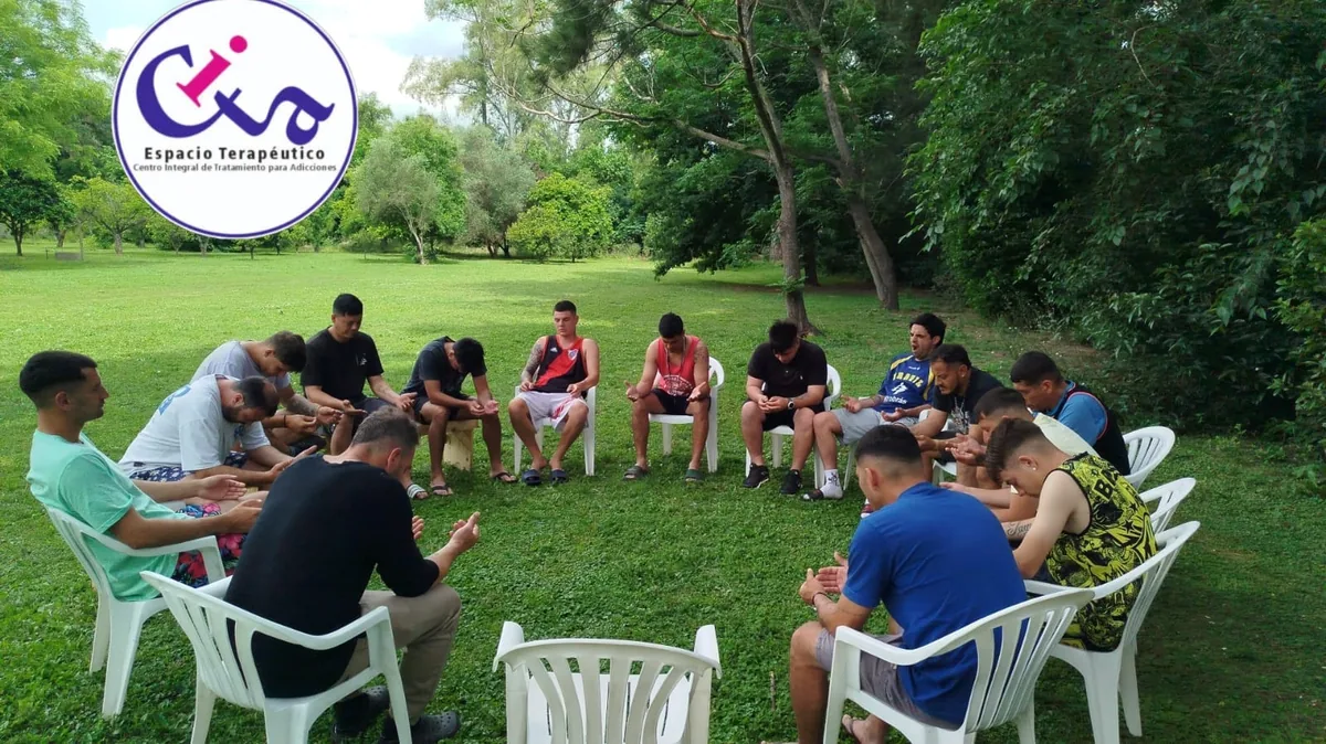Sesión grupal al aire libre en el jardín