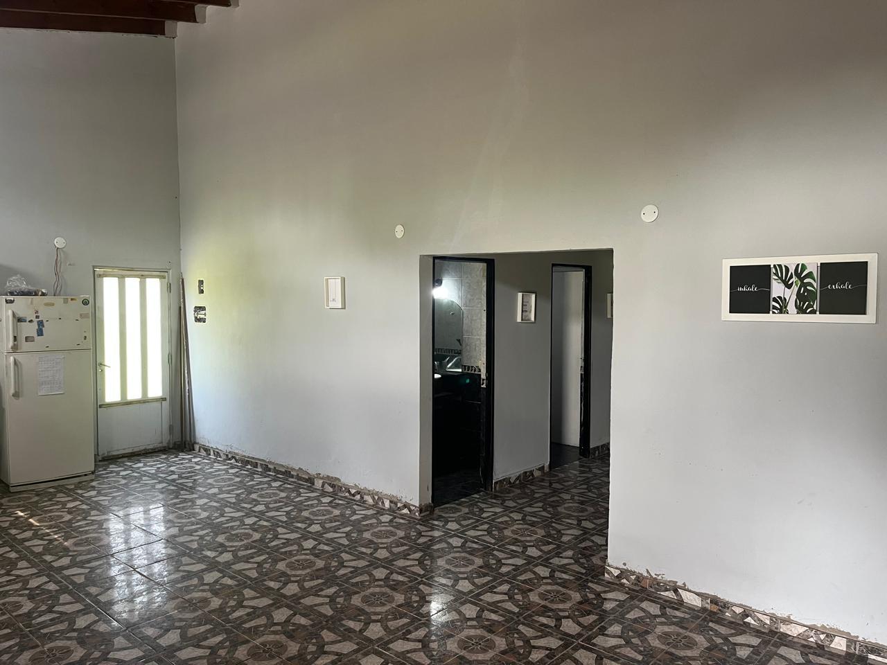 Salón común con chimenea en el centro terapéutico